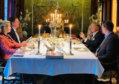 Meinungsaustausch zwischen der IESE Business School und dem SMCO