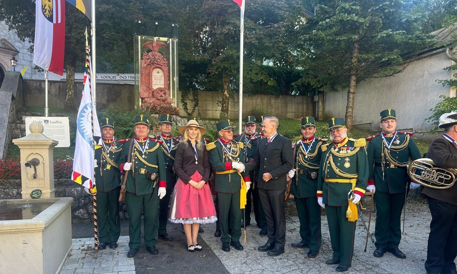 b281b918-9f3a-496b-b867-ff32b4428ed9